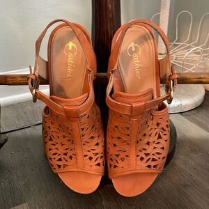 EARTHIES Acadia Henna Womens 6.5B Sandal Cognac Brown Leather Cut Out